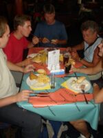 Er is voor betaald.
Dus we halen nog een bordje met verrassende combinaties.